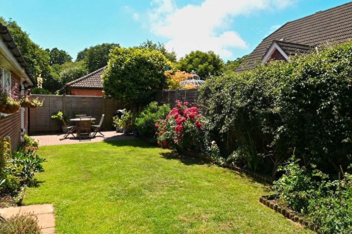 3 Bedroom Detached House For Sale In Elmfield Lane, Calshot, SO45