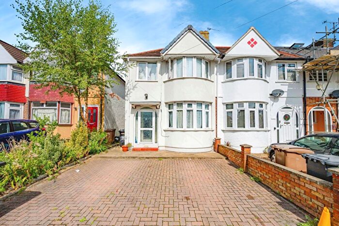 3 Bedroom End Of Terrace House For Sale In Willow Way, Luton, Bedfordshire, LU3