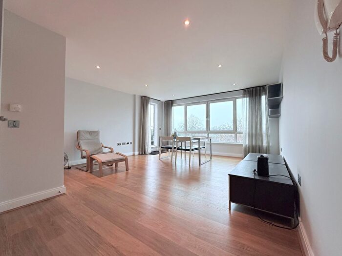 2 Bedroom Flat To Rent In Holden Avenue, London, N12