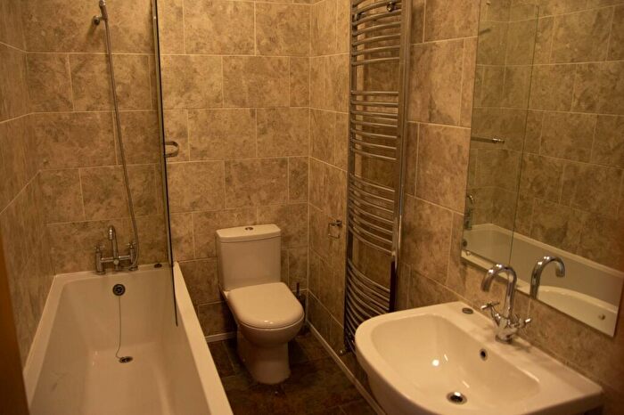 2 Bedroom Flat To Rent In Otley Road, Leeds, LS16