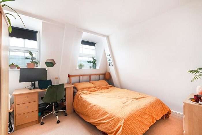 3 Bedroom Flat To Rent In Walworth Road, London, SE17