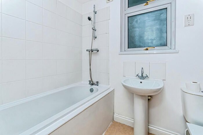 2 Bedroom Flat For Sale In Galpins Road, Thornton Heath, CR7