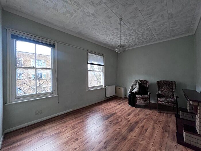 1 Bedroom Flat For Sale In First Floor Flat, Grayshott Road, Battersea, London, SW11