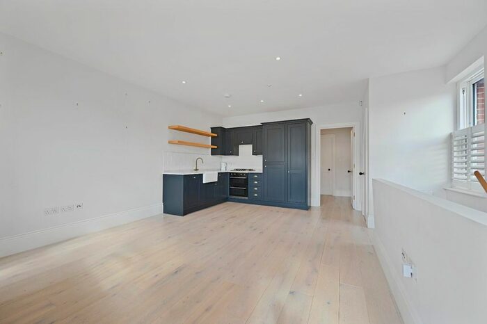 2 Bedroom Flat To Rent In Willow Vale, London, W12