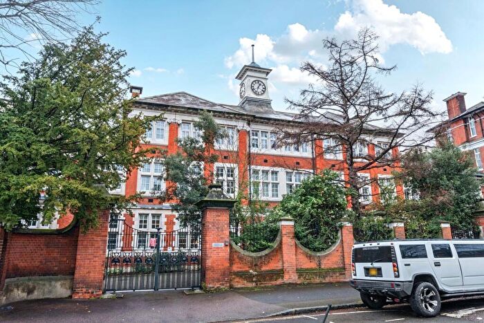 2 Bedroom Apartment For Sale In Marianne Close, London, SE5