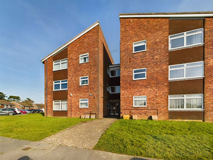 2 Bedroom Flat To Rent In Hillmead, Crawley, RH11
