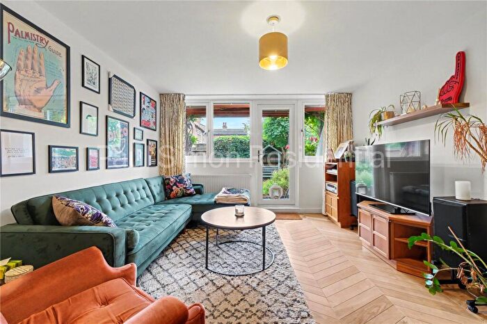2 Bedroom Apartment For Sale In Sandra Close, Wood Green, London, N22