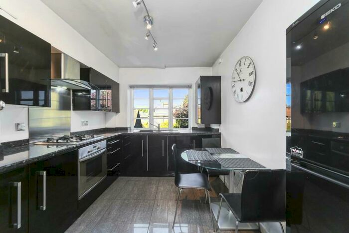 2 Bedroom Apartment To Rent In Ossulton Way, Hampstead Garden Suburb, N2