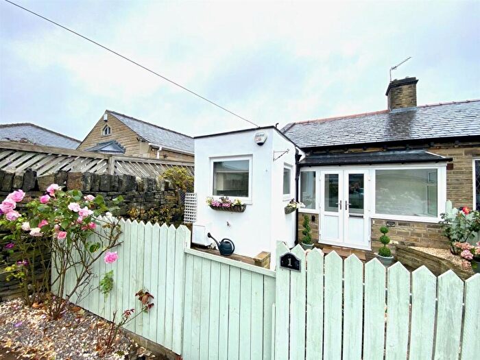 2 Bedroom House To Rent In Crest View, Brighouse, HD6