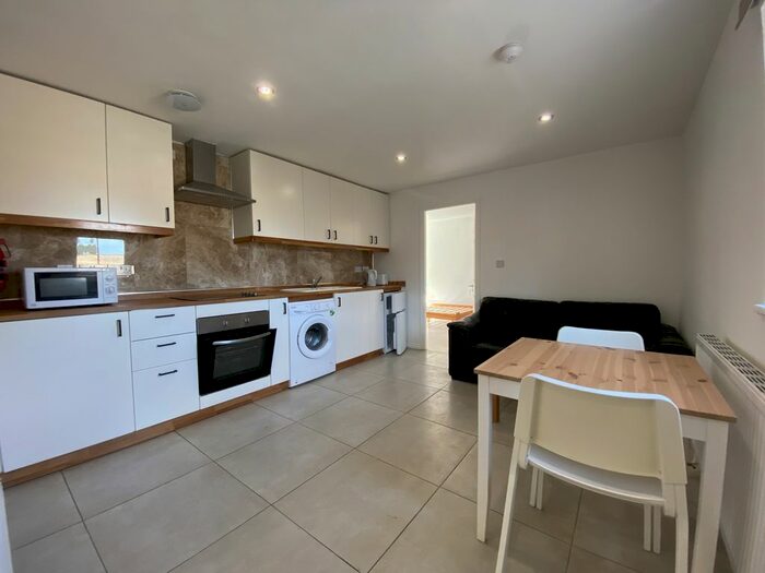 2 Bedroom Flat To Rent In Holborn Street, Leeds, West Yorkshire, LS6