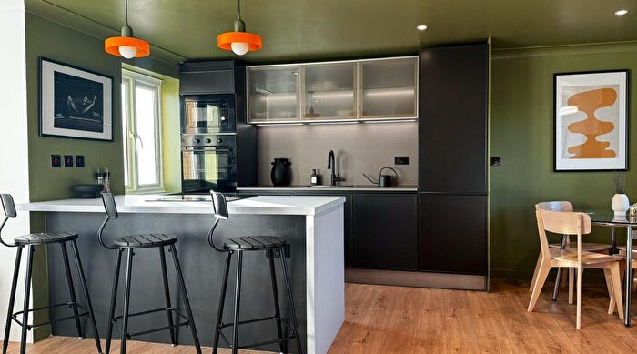 3 Bedroom Flat To Rent In Hill View Drive, London, SE28