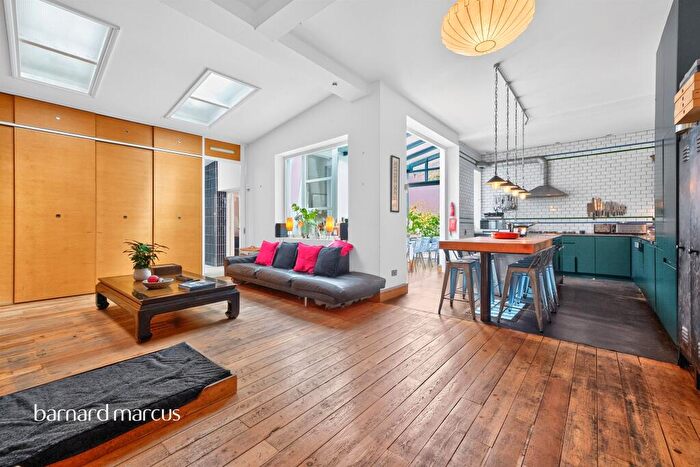 2 Bedroom Maisonette For Sale In Kennington Lane, London, SE11