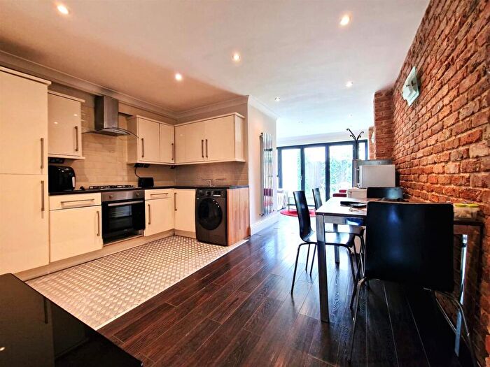 5 Bedroom Terraced House To Rent In Vallance Road, London, E1