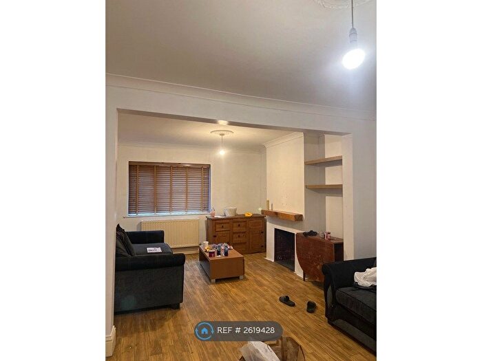 4 Bedroom Terraced House To Rent In Read Street, Swindon, SN1