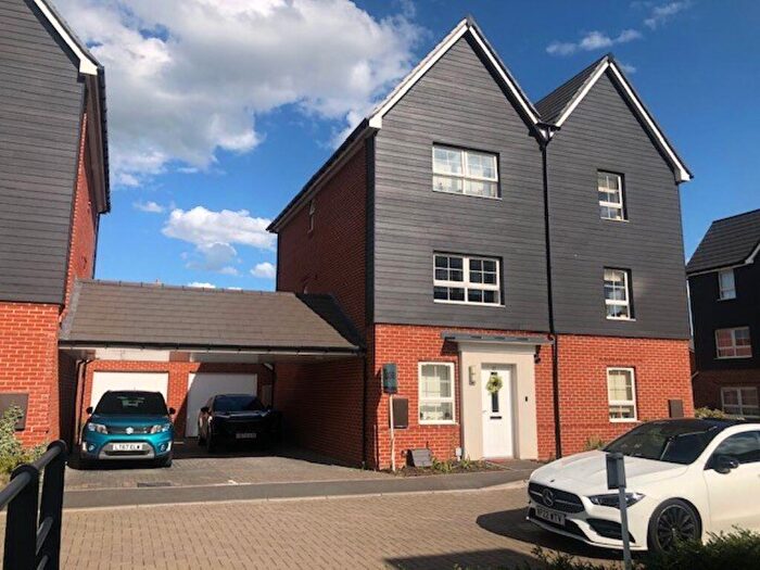 4 Bedroom Town House For Sale In Grand Junction, Broughton, Aylesbury, HP22