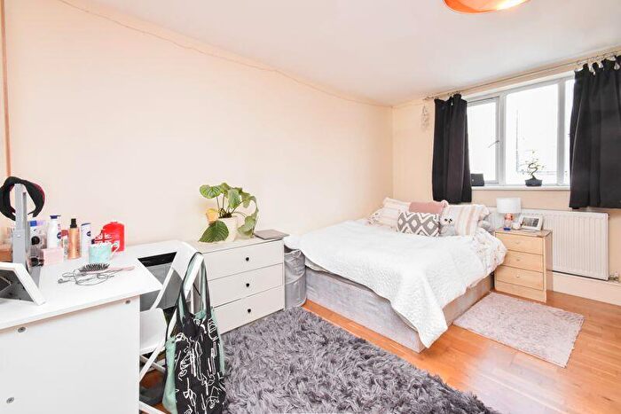 3 Bedroom Flat To Rent In Balham High Road, London, SW12