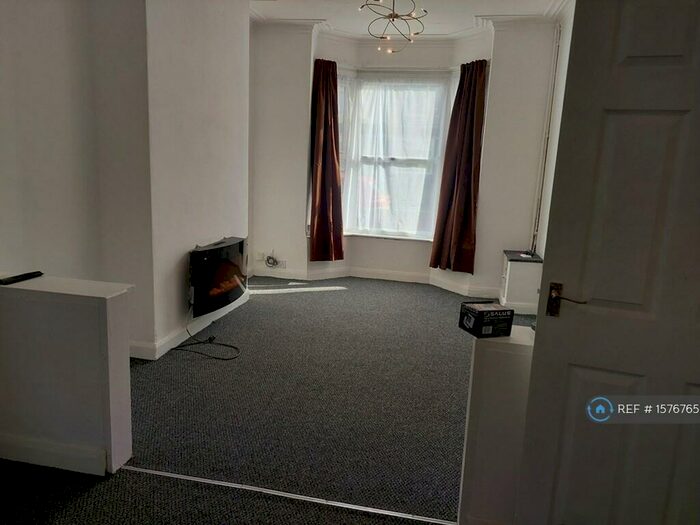 3 Bedroom Semi-Detached House To Rent In Welholme Road, Grimsby, DN32