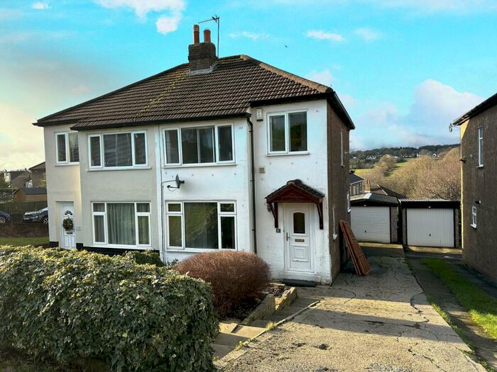 3 Bedroom Semi-Detached House To Rent In Woodhill Road, Leeds, West Yorkshire, LS16