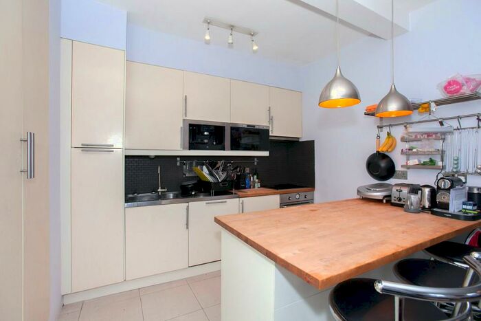3 Bedroom Flat To Rent In Ramsden Road, London, SW12