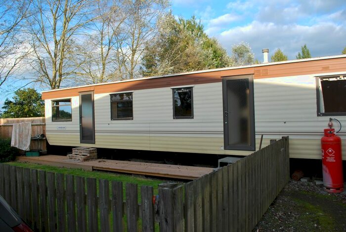 2 Bedroom Mobile/park Home To Rent In Smallhills Road, Norwood Hill, Horley, RH6
