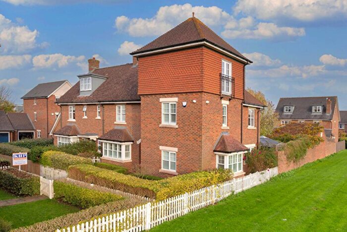 4 Bedroom Semi-Detached House For Sale In Woodford Grove, Kings Hill, ME19