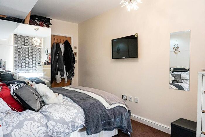 2 Bedroom Apartment To Rent In Ash Grove, Leeds, LS6