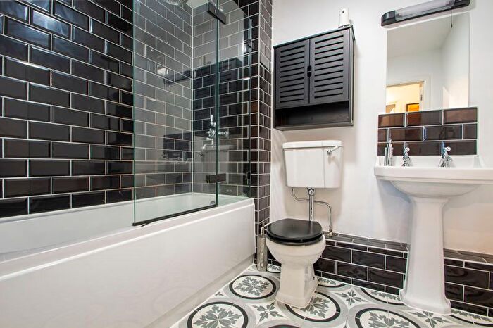 2 Bedroom Flat For Sale In Stonewood Road, Erith, DA8