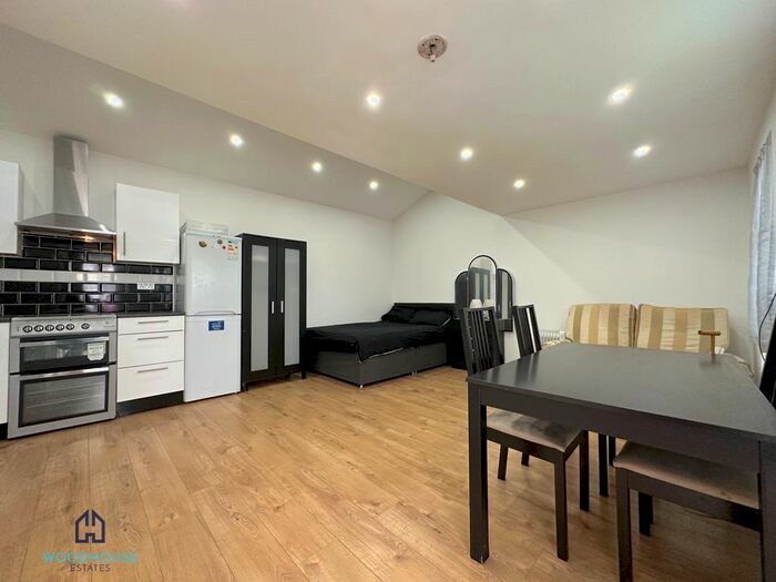 Studio To Rent In New Park Avenue, London, N13