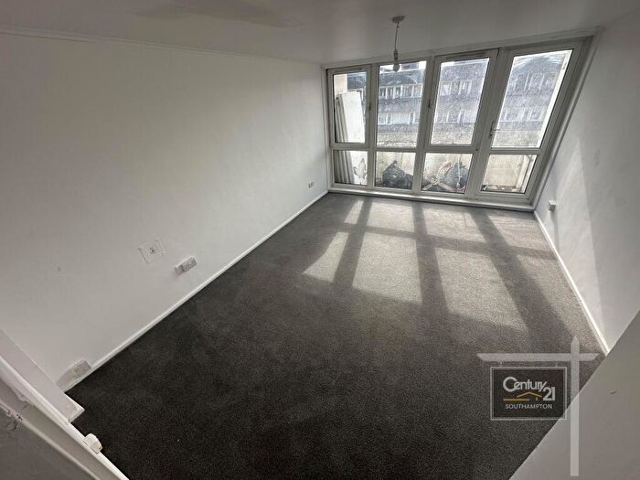 3 Bedroom Maisonette To Rent In |Ref: |, Wyndham Court, Southampton, SO15