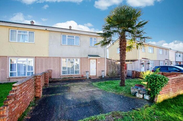 3 Bedroom Semi Detached House For Sale In Barnfield Close, Southampton, Hampshire, SO19