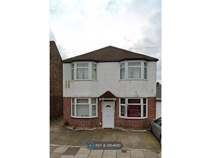 2 Bedroom Maisonette To Rent In Cavendish Road, London, N18