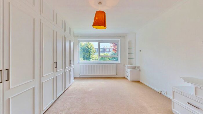 3 Bedroom Flat To Rent In Dollis Avenue, London, N3