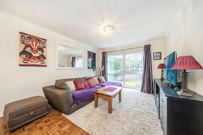 2 Bedroom Flat For Sale In Waldegrave Park, Twickenham, TW1