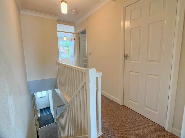 2 Bedroom Flat For Sale In Gullivers Close, West Cross, Swansea, SA3