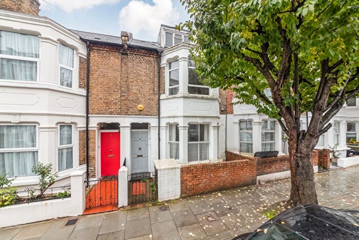 1 Bedroom Flat To Rent In Buckmaster Road, Clapham Junction, SW11