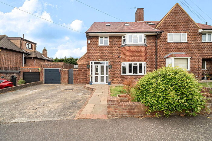 3 Bedroom End Of Terrace House For Sale In Hever Croft, London, SE9