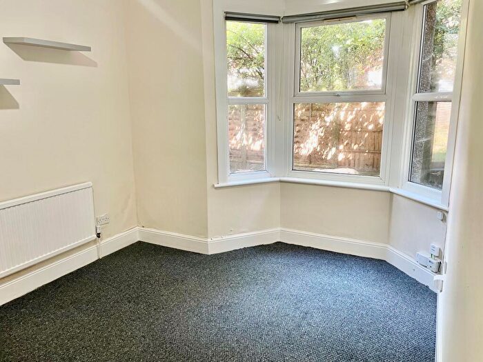 1 Bedroom Flat To Rent In Ceylon Road, Westcliff-on-sea, SS0