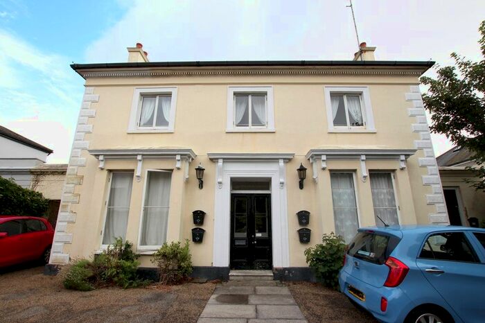 1 Bedroom Flat To Rent In Crescent Road, Worthing, West Sussex, BN11
