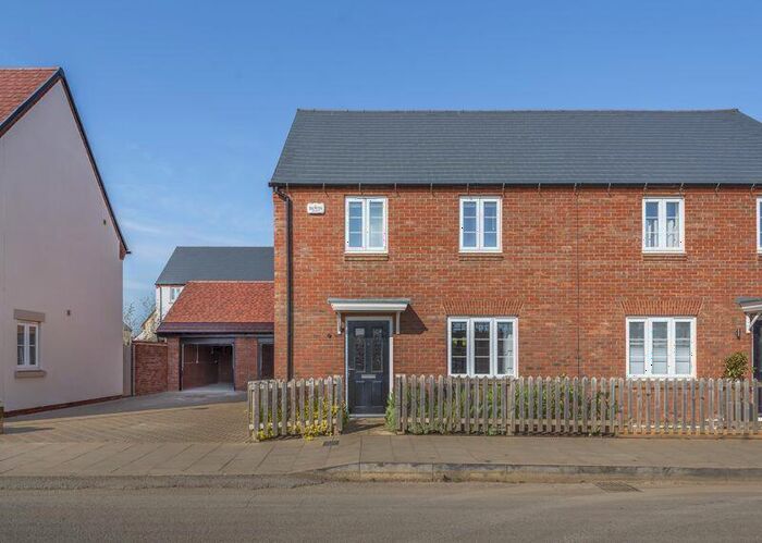 3 Bedroom Semi-Detached House To Rent In Thirsk Road, Bicester, OX26
