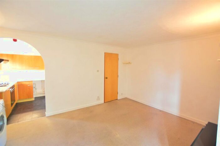 Studio To Rent In Stoke Road, Slough, SL2