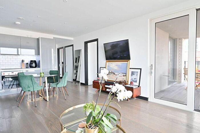 2 Bedroom Flat To Rent In Baldwin Point, Elephant And Castle, London, SE17