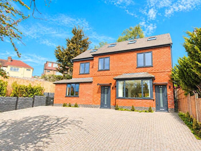 3 Bedroom Semi-Detached House To Rent In Mays Lane, Barnet, EN5