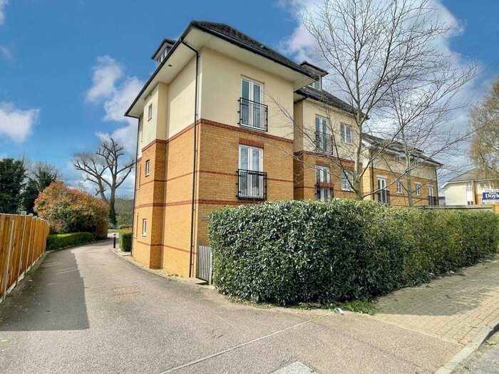 2 Bedroom Flat To Rent In Waterside Court, Ebberns Road, Hemel Hempstead, Hertfordshire, HP3