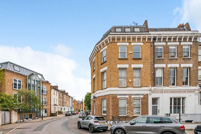 1 Bedroom Flat For Sale In Blythe Road, Brook Green, London, W14