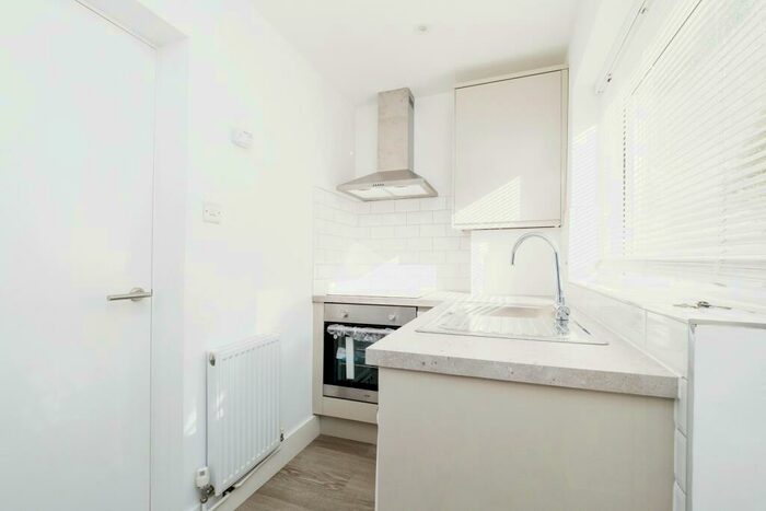 Flat To Rent In Hampton Road, Forest Gate, E7 - Photo 2