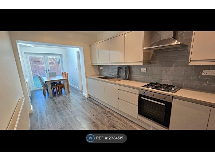 4 Bedroom Bungalow To Rent In Redesdale Grove, Leeds, LS16