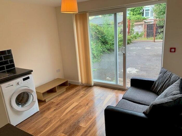 2 Bedroom Flat To Rent In Pen-Y-Lan Road, Roath, Cardiff, CF24