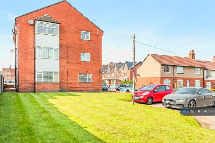 2 Bedroom Flat To Rent In Roman Court, Leeds, LS8