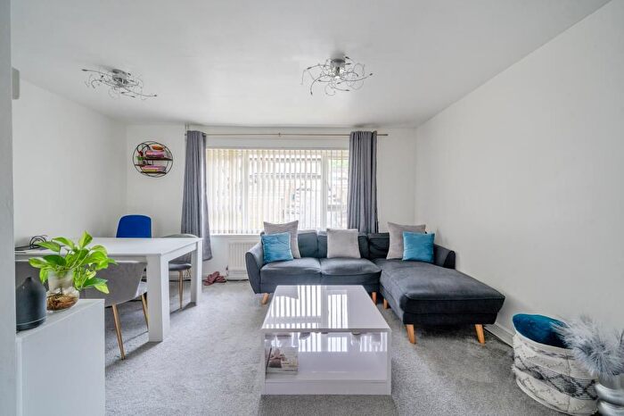 1 Bedroom Flat For Sale In High Wycombe, Downley, Buckinghamshire, HP13