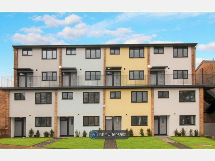 2 Bedroom Maisonette To Rent In Essex Close, Bordon, GU35